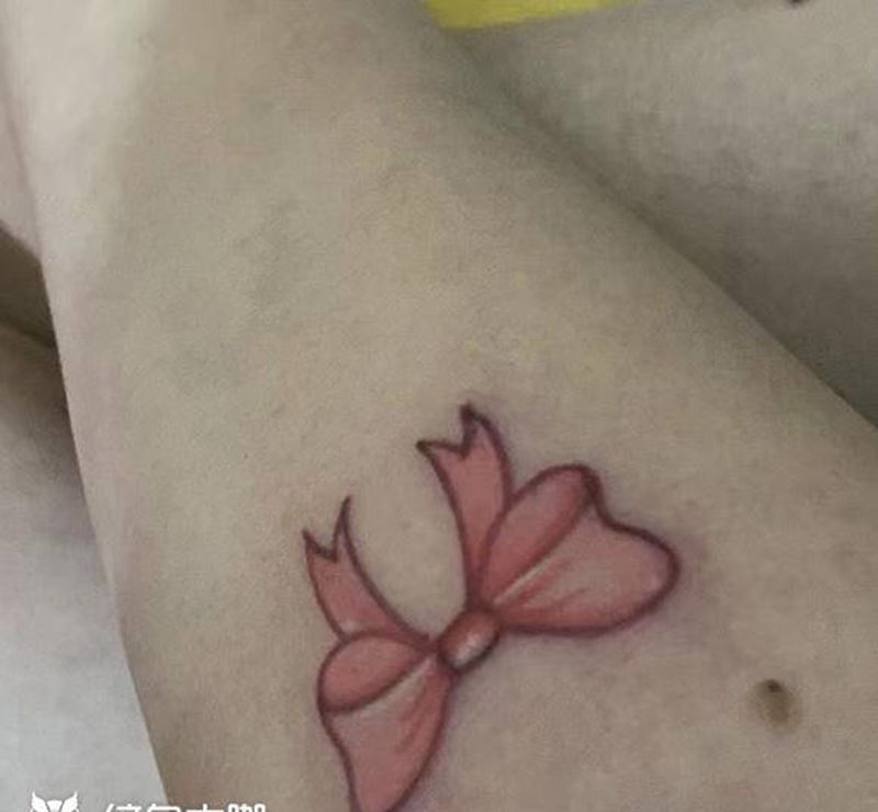 蝴蝶结纹身图片_手臂几何蝴蝶结小臂纹身图案