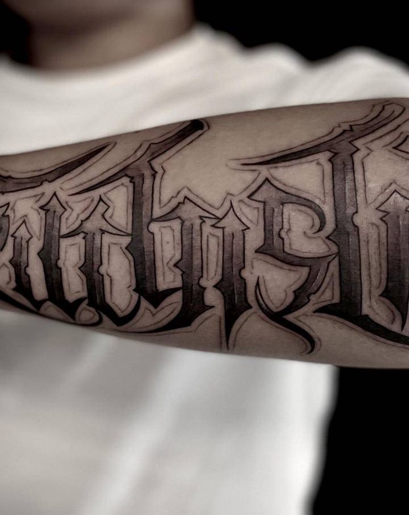 花体字纹身图片_手臂花体字纹身图案