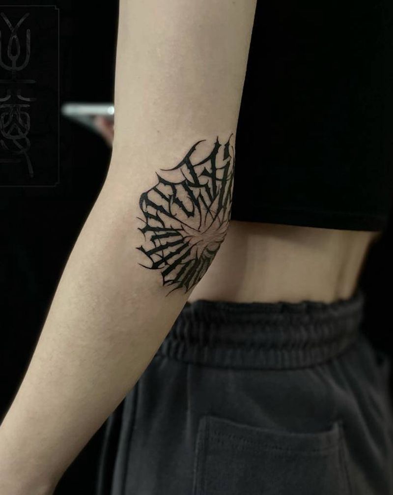 鉴前毖后纹身图片_手臂花体字纹身图案