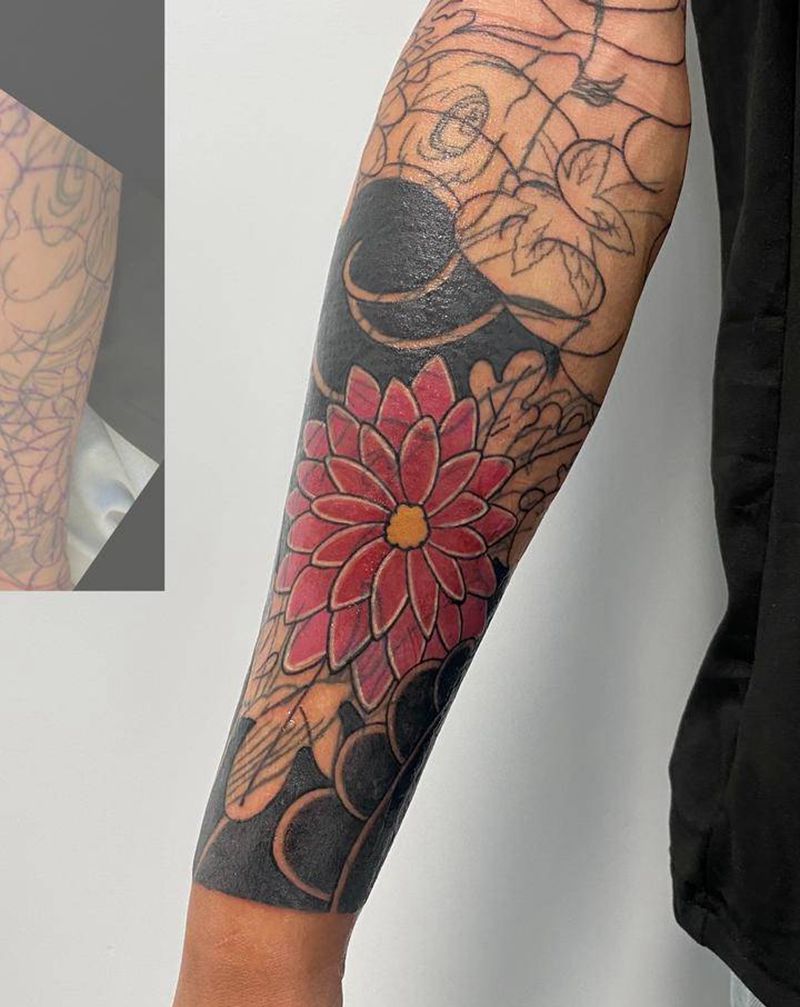 老传统菊花遮盖纹身图片_手臂老传统菊花遮盖老传统纹身图案