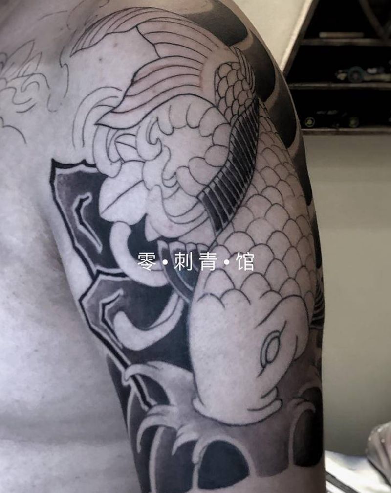 大鱼纹身图片_手臂老传统纹身图案