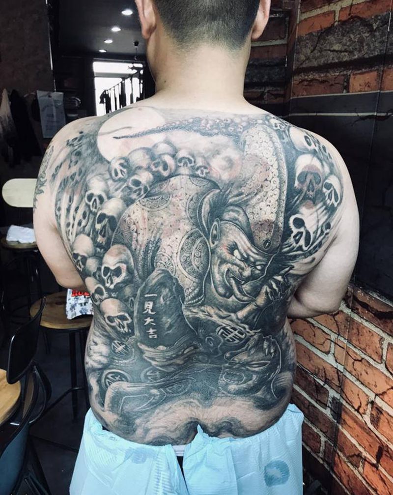 黑白无常纹身图片_背部欧美写实新传统纹身图案