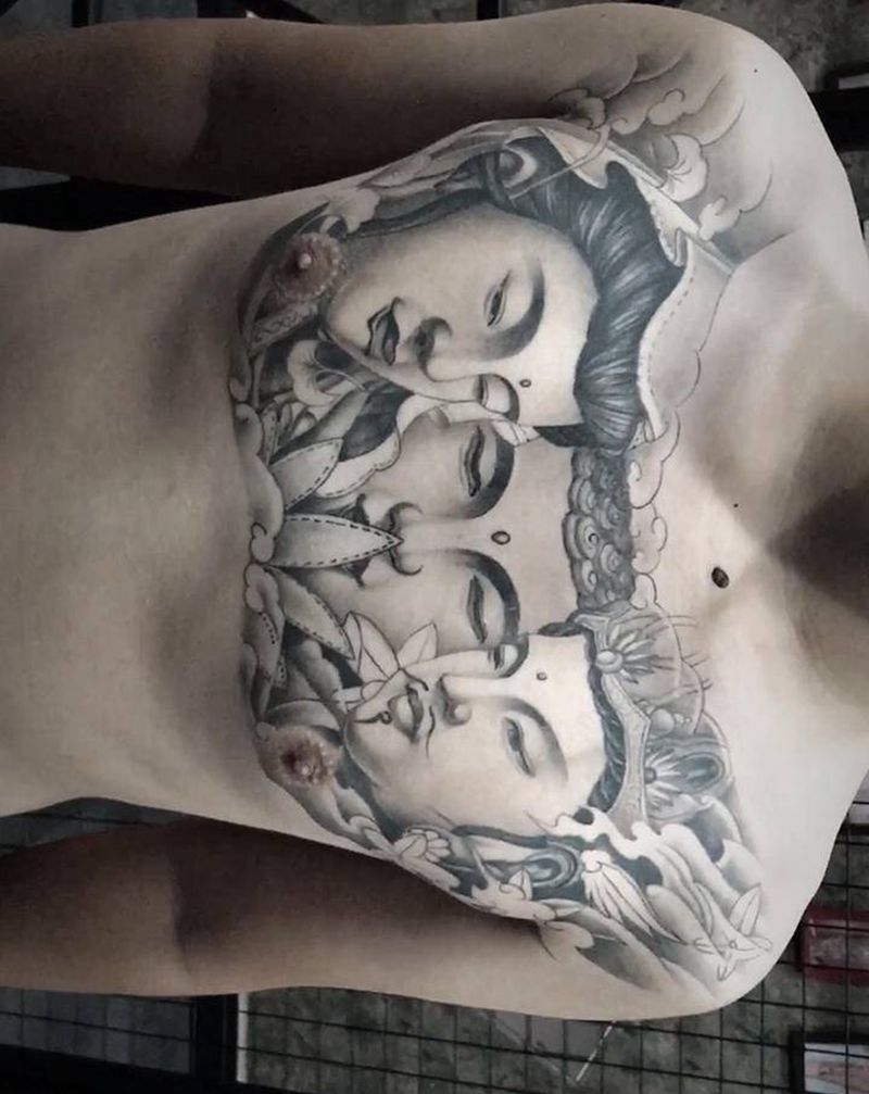 三面佛纹身图片_胸部纹身图案