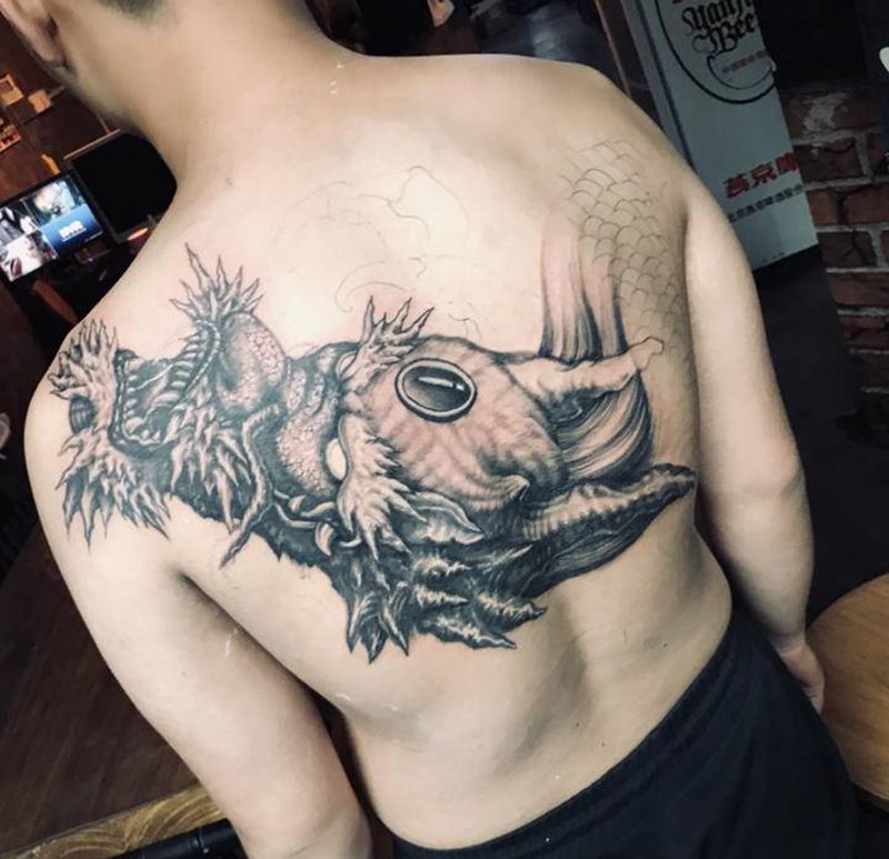 鲤鱼跃龙门纹身图片_背部欧美写实新传统纹身图案