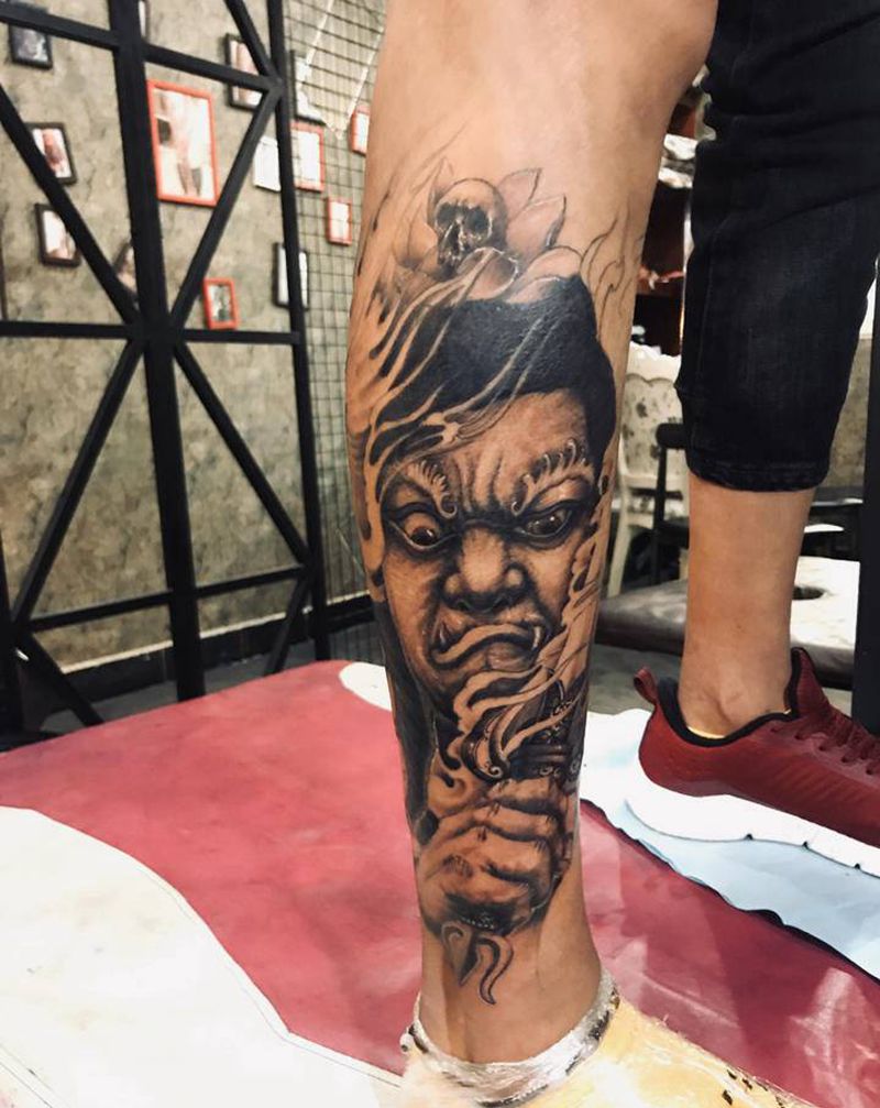 不动明王纹身图片_腿部欧美写实纹身图案