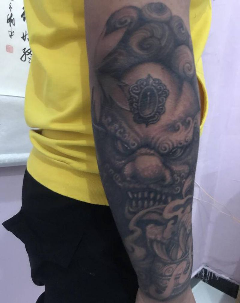 唐狮纹身图片_新传统欧美写实纹身图案