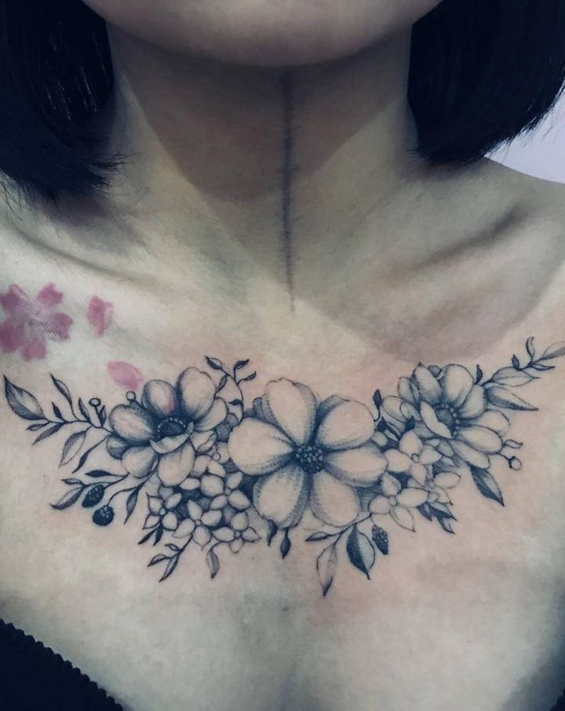 素花纹身图片_胸部点刺纹身图案