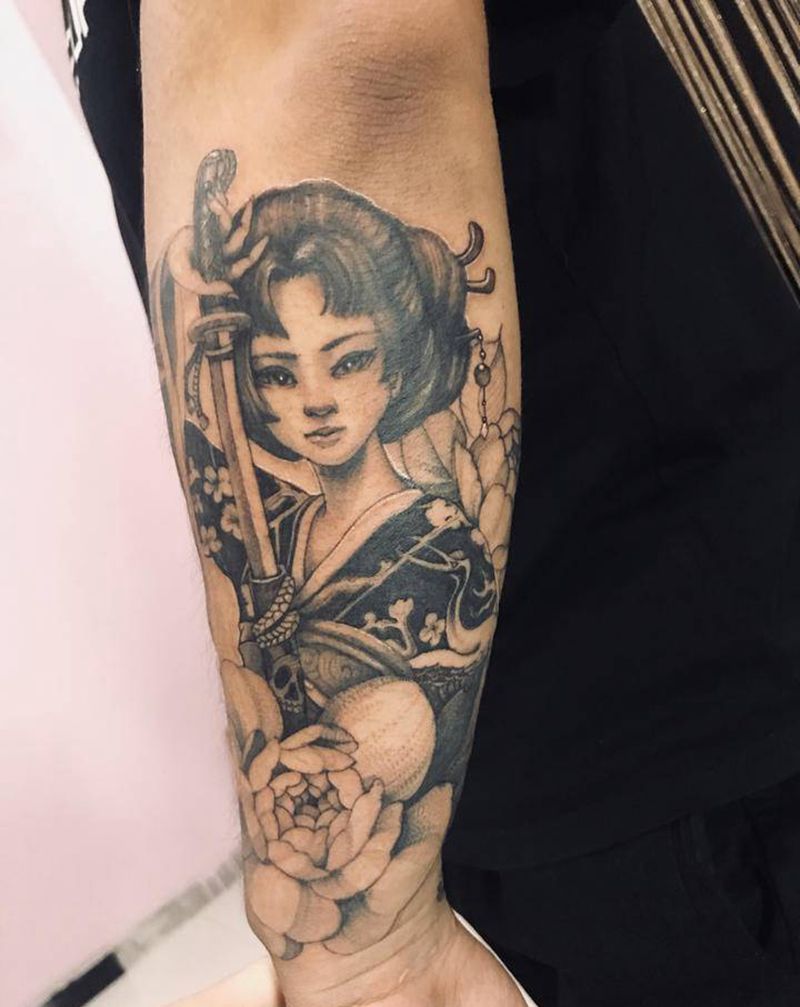 女武纹身图片_手臂欧美写实新传统纹身图案