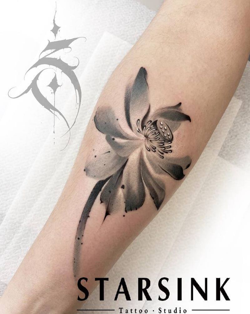 莲纹身图片_手臂水墨莲花纹身图案