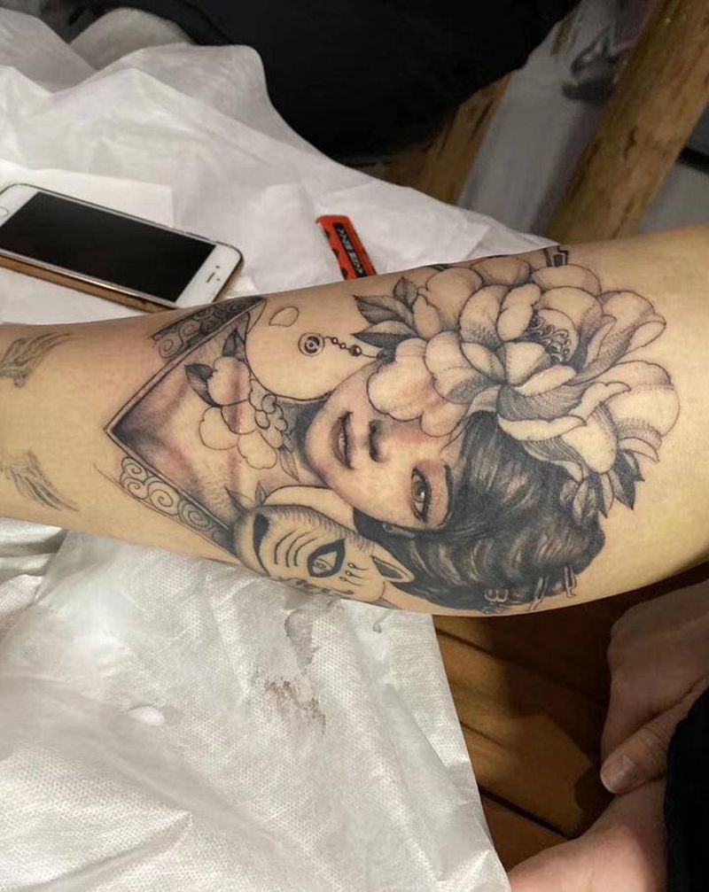 艺妓纹身图片_腿部欧美写实纹身图案