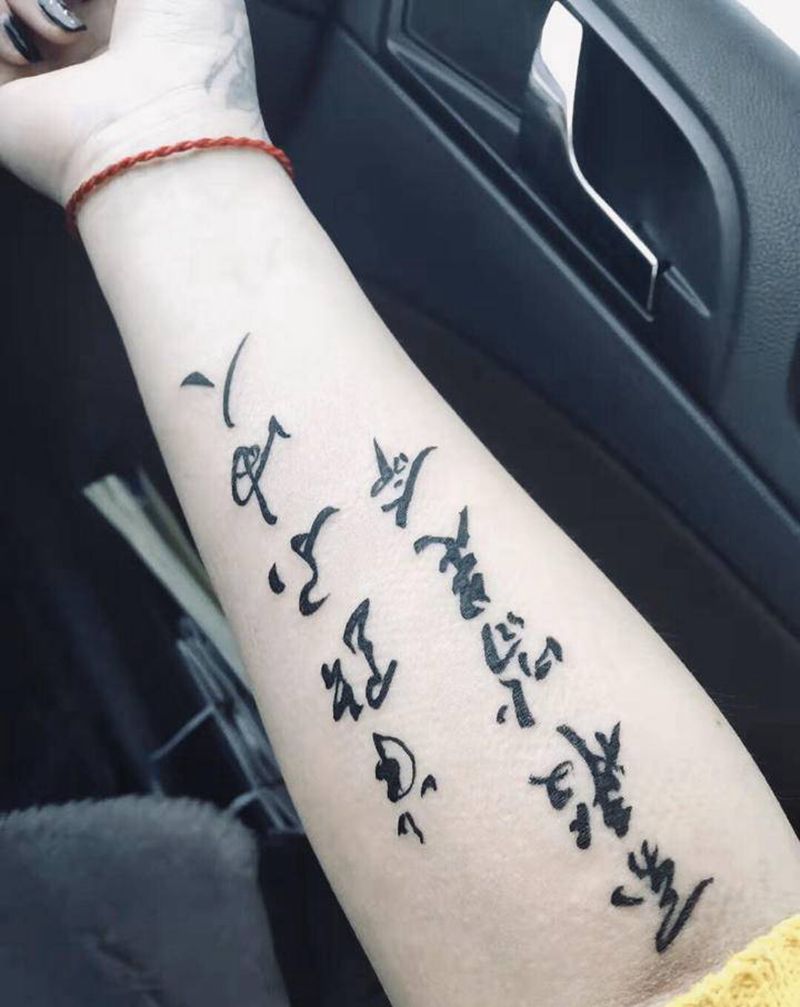 字纹身图片_手部新传统欧美写实纹身图案