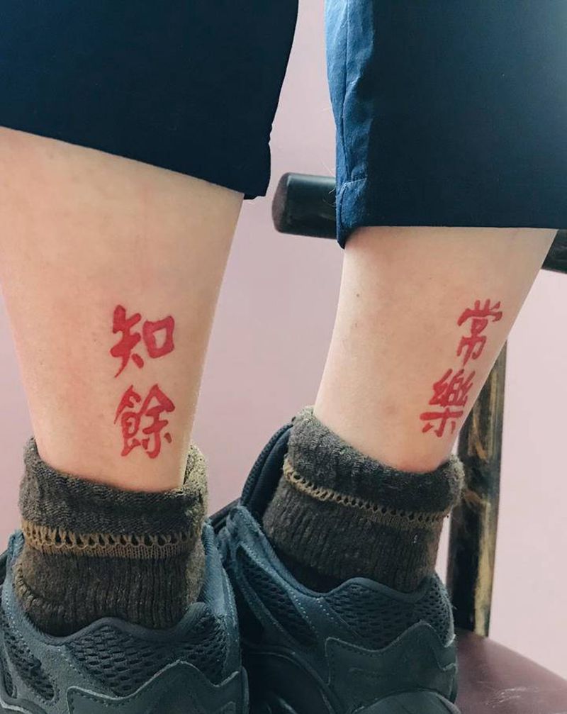 小作品纹身图片_腿部水彩花体字纹身图案