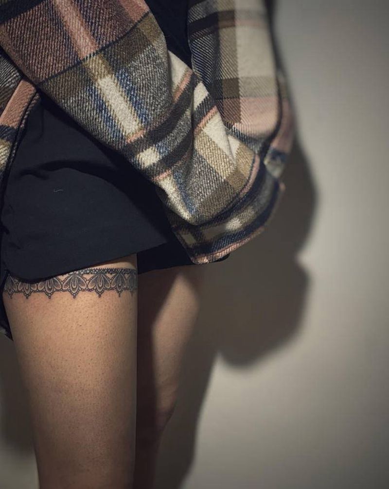 蕾丝纹身图片_腿部纹身图案