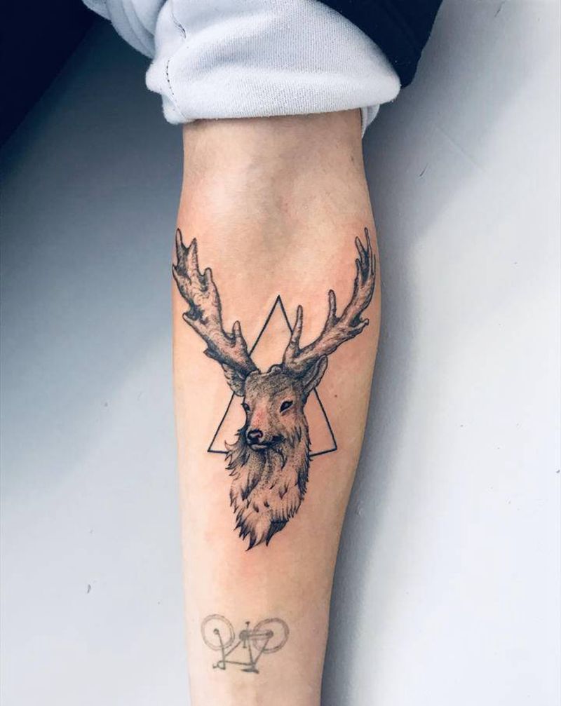 鹿头纹身图片_手臂点刺几何纹身图案