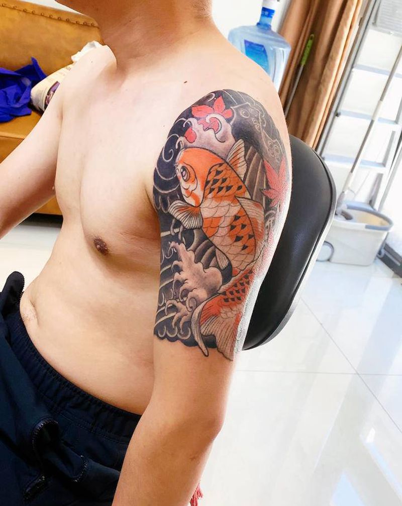 大臂鲤鱼纹身图片_肩部新传统纹身图案