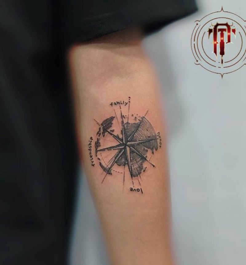 指南针纹身图片_手臂新传统指南针寓意纹身图案