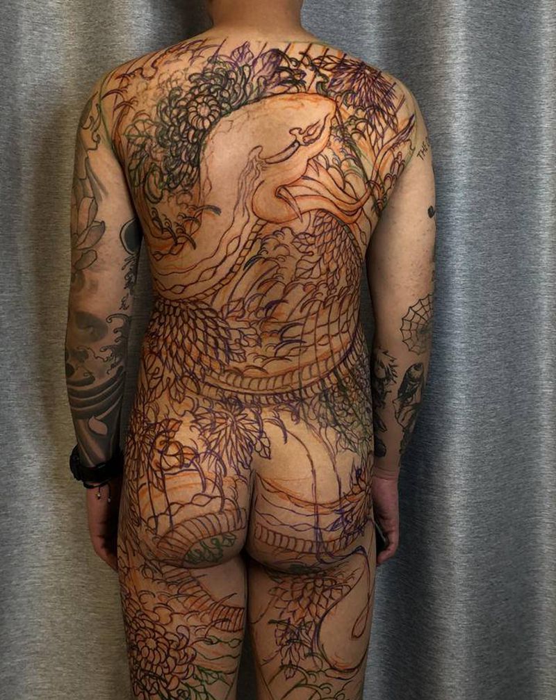 满背蛇纹身图片_老传统满背蛇菊手绘纹身图案