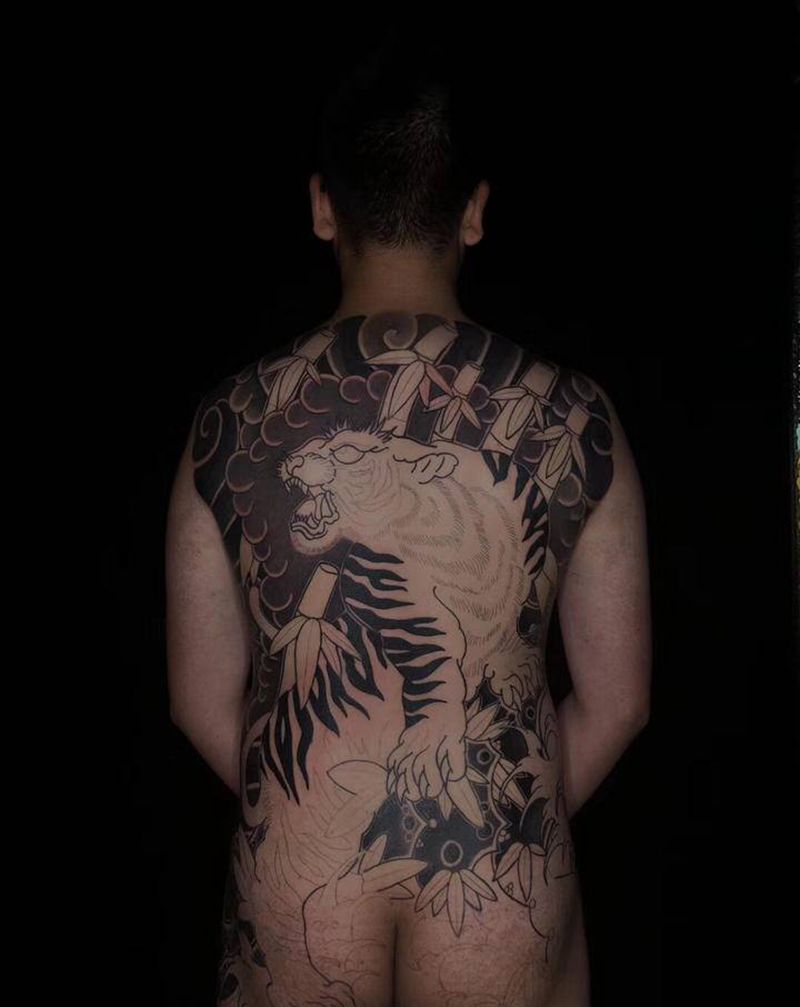 满背老虎纹身图片_背部老传统纹身图案