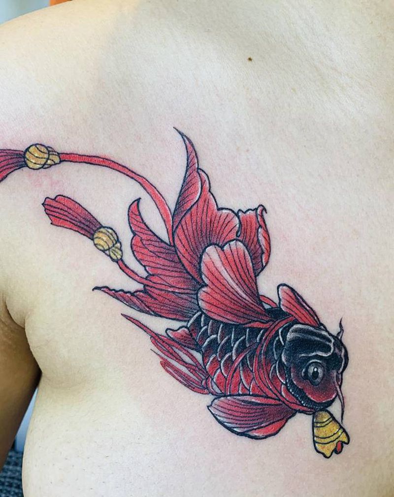 小金鱼一条纹身图片_胸部纹身图案