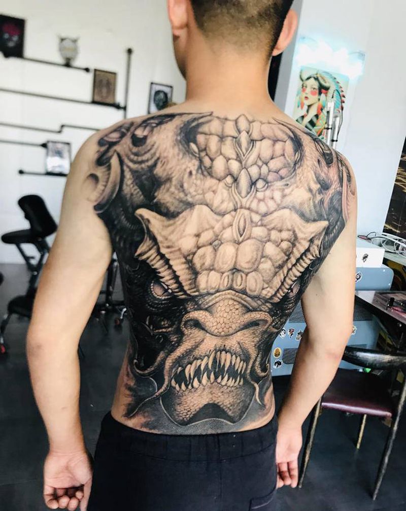 龙威纹身图片_背部欧美写实新传统纹身图案