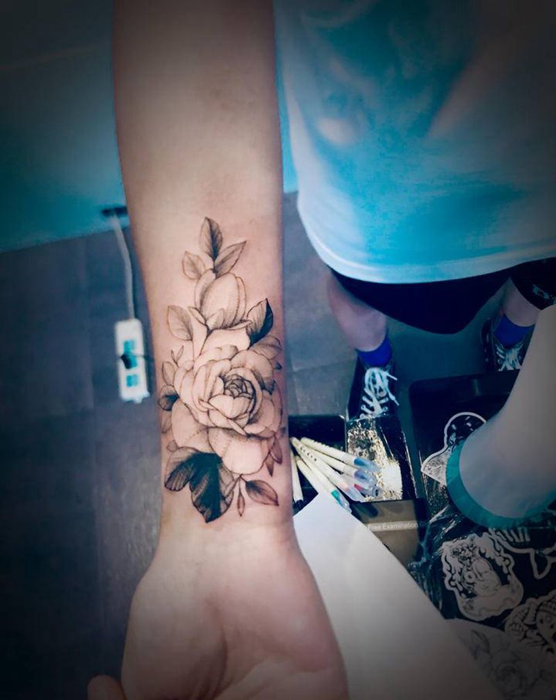 素花纹身图片_手臂欧美写实新传统纹身图案