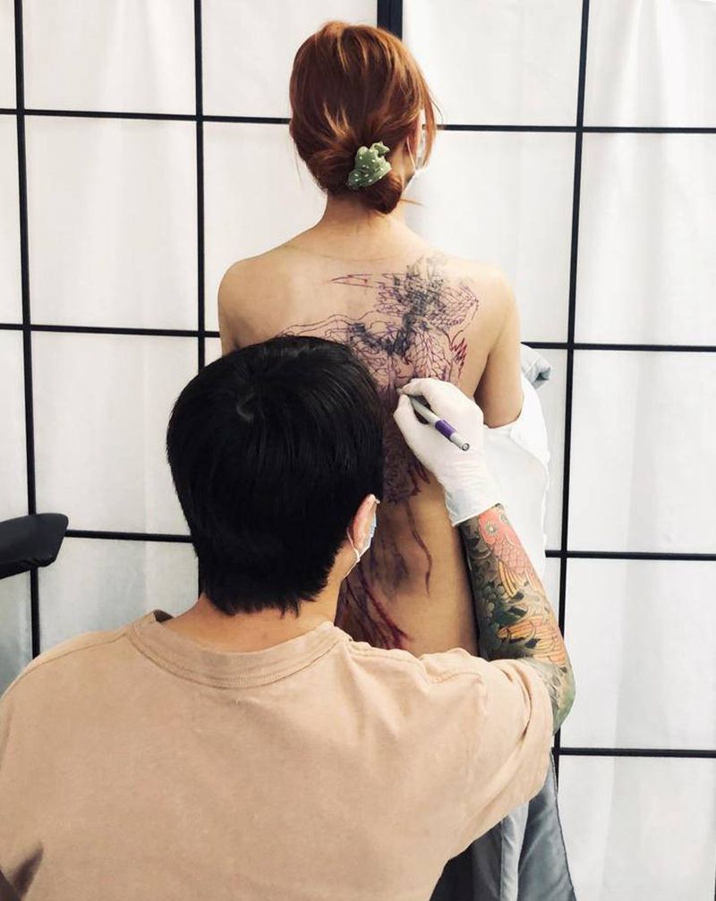 满背纹身图片_背部老传统纹身图案