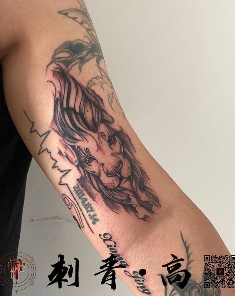 狮子，英文花体纹身图片_手臂新传统花体字狮子纹身图案