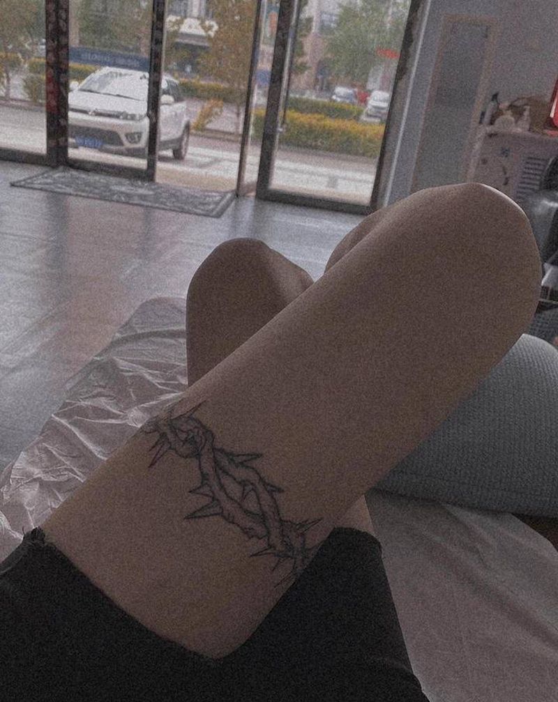 荆棘纹身图片_腿部点刺纹身图案