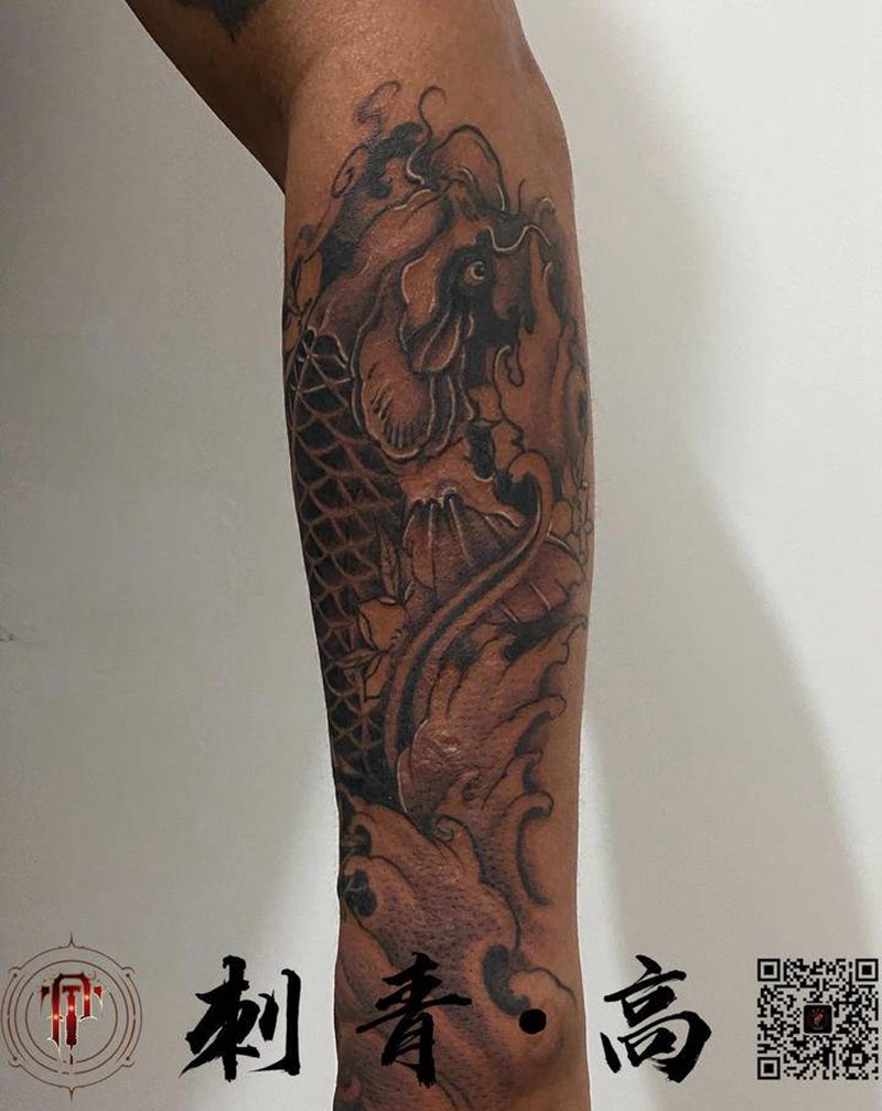 锦鲤上色纹身图片_手臂新传统鱼纹身图案