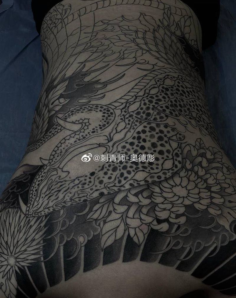 满背进度纹身图片_背部老传统纹身图案