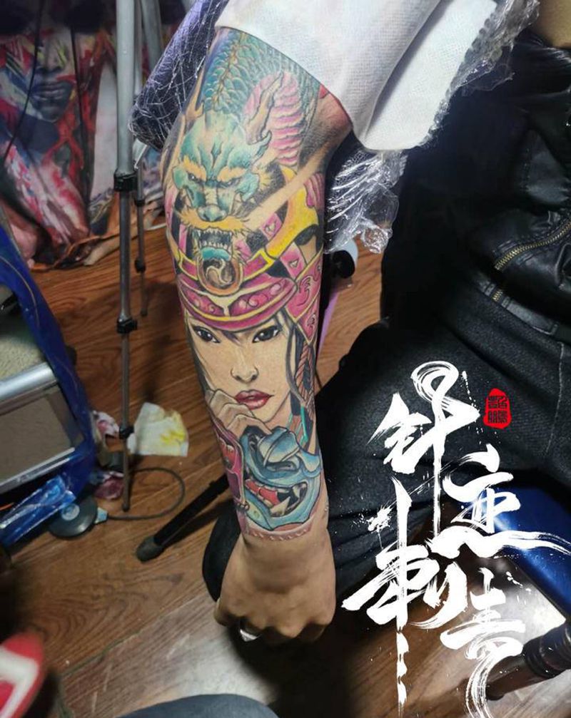 彩色龙妓纹身图片_手臂肩部新传统龙纹身图案