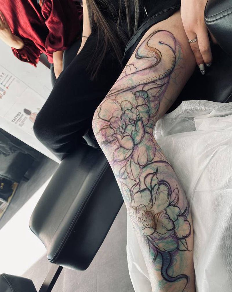 未完成白蛇牡丹纹身图片_腿部新传统纹身图案