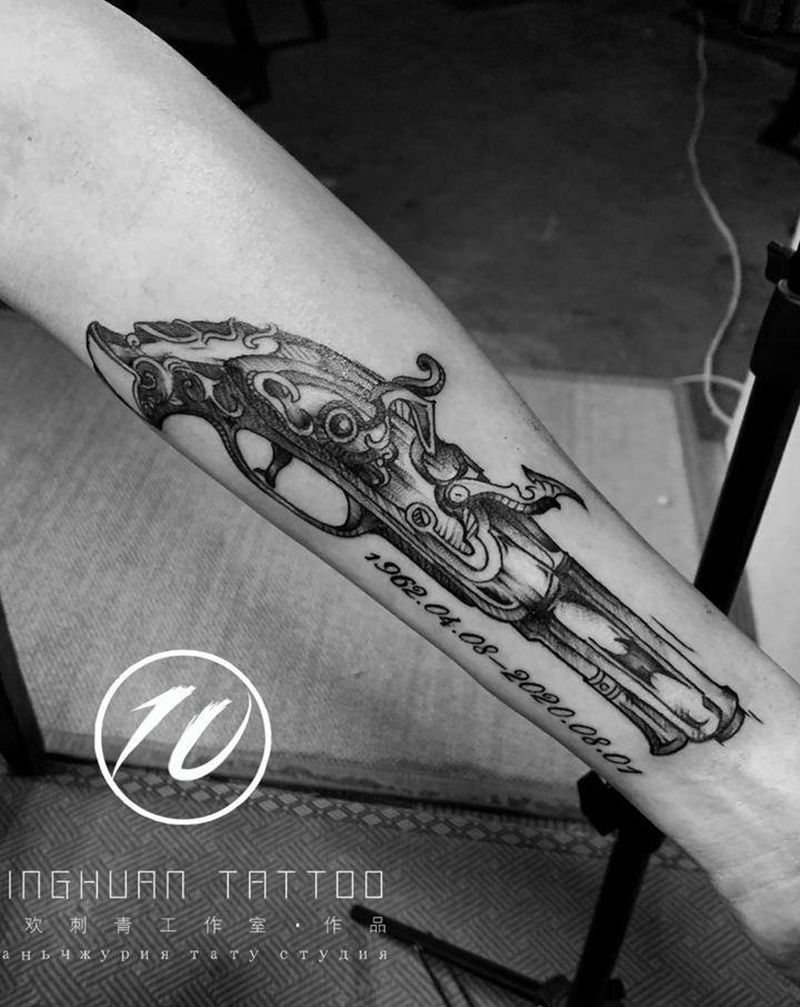 手枪纹身图片_手臂纹身图案