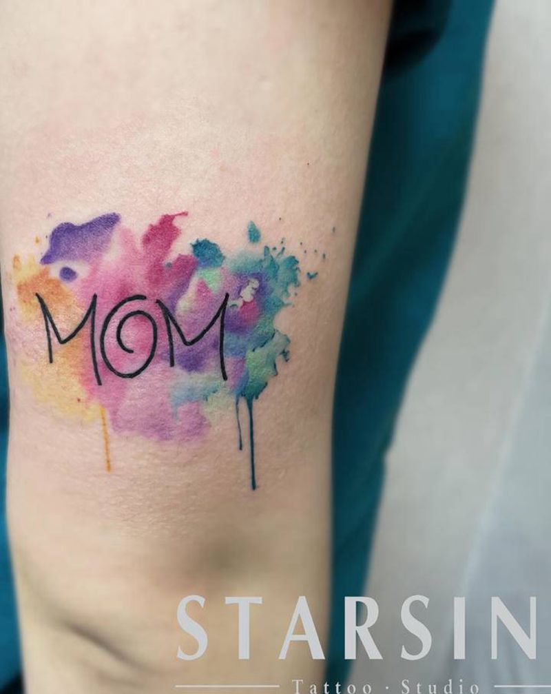 水彩风格·MOM纹身图片_手臂水彩妈妈纹身图案
