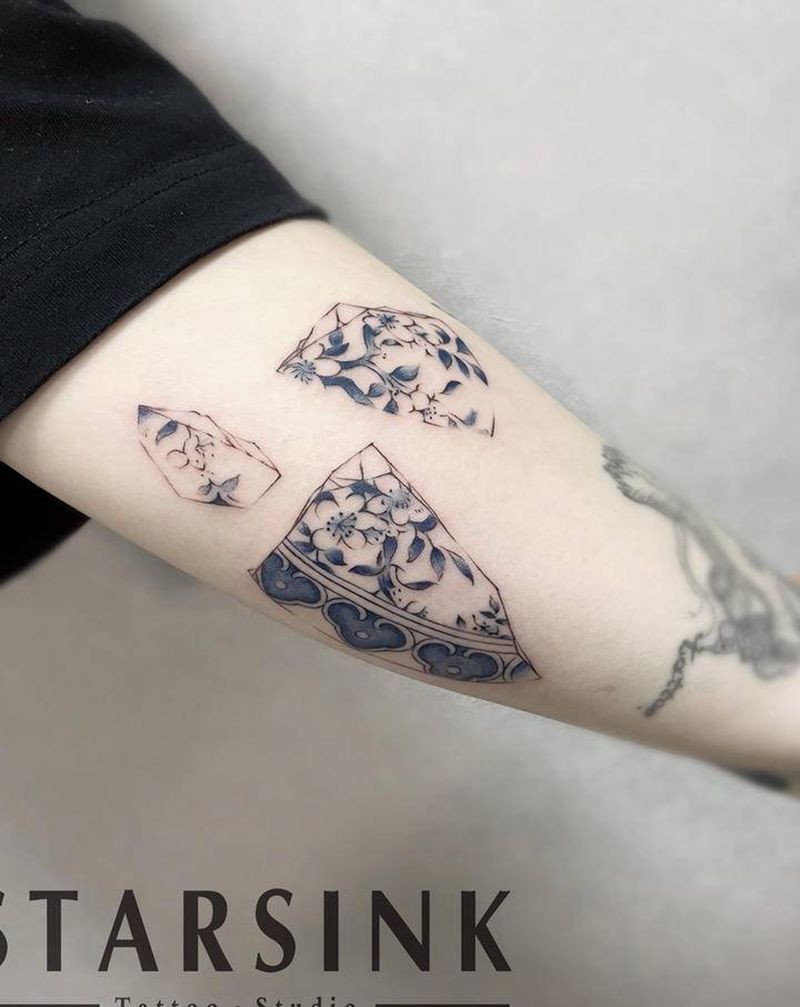 青花瓷·碎片纹身图片_手臂水墨水彩青花瓷纹身图案