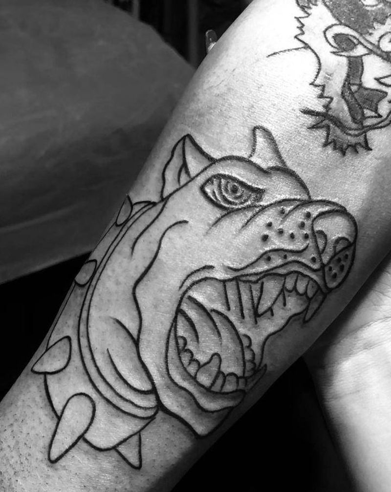 杜宾纹身图片_手臂Old School纹身图案