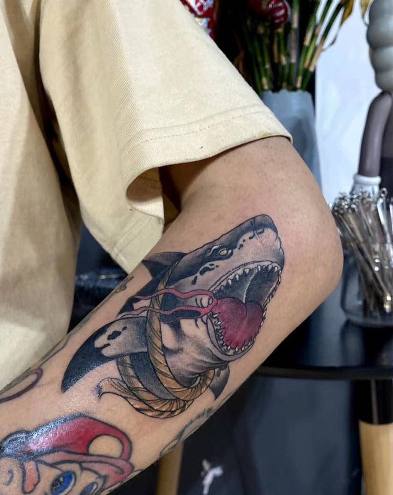 鲨鱼纹身图片_手臂New School纹身图案