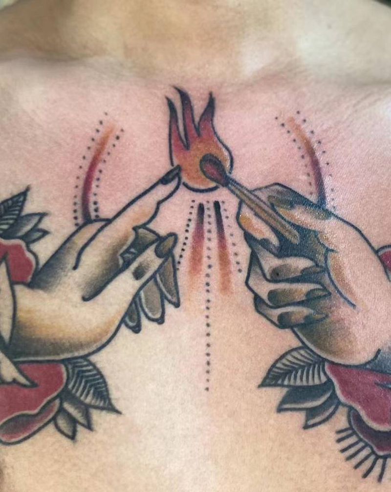 手纹身图片_胸部Old School纹身图案