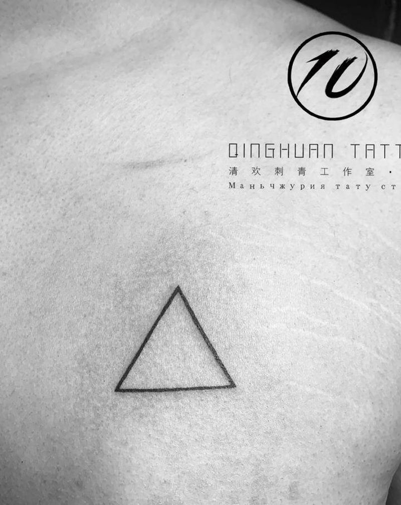 三角纹身图片_胸部几何纹身图案