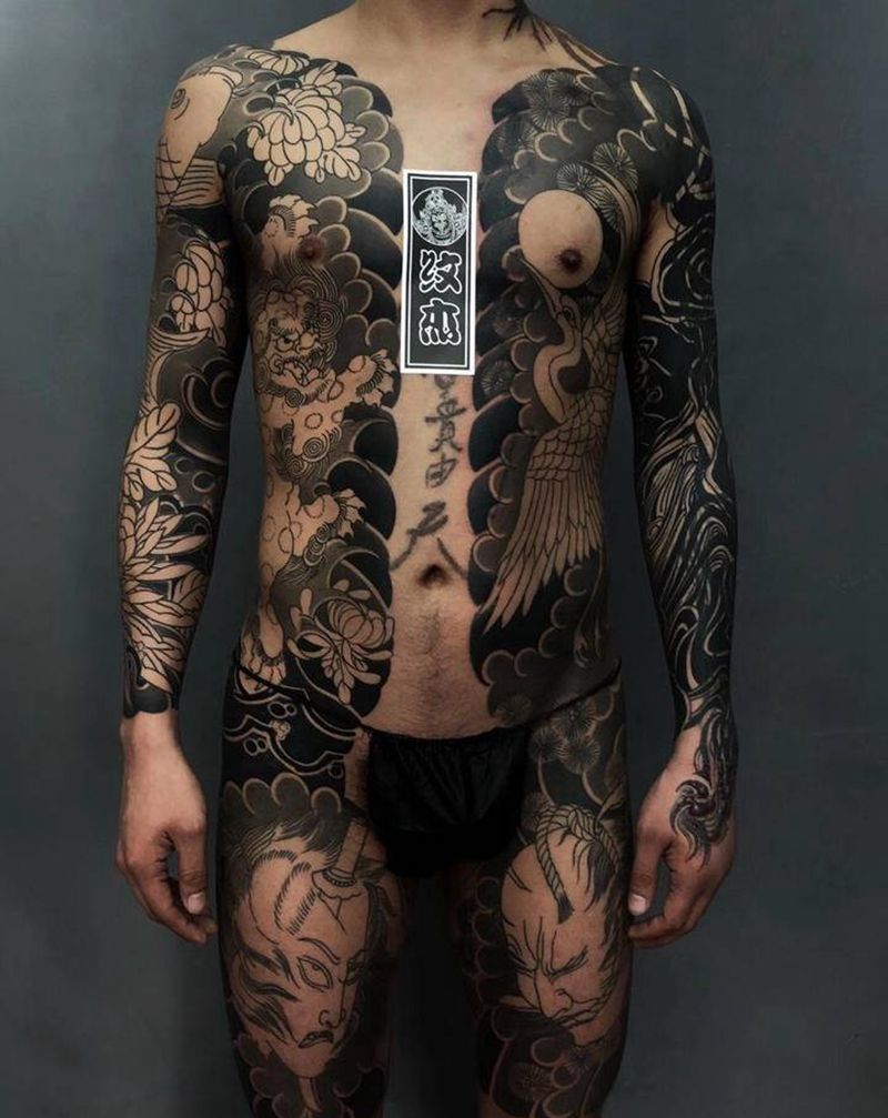 酷纹身图片_胸部老传统纹身图案