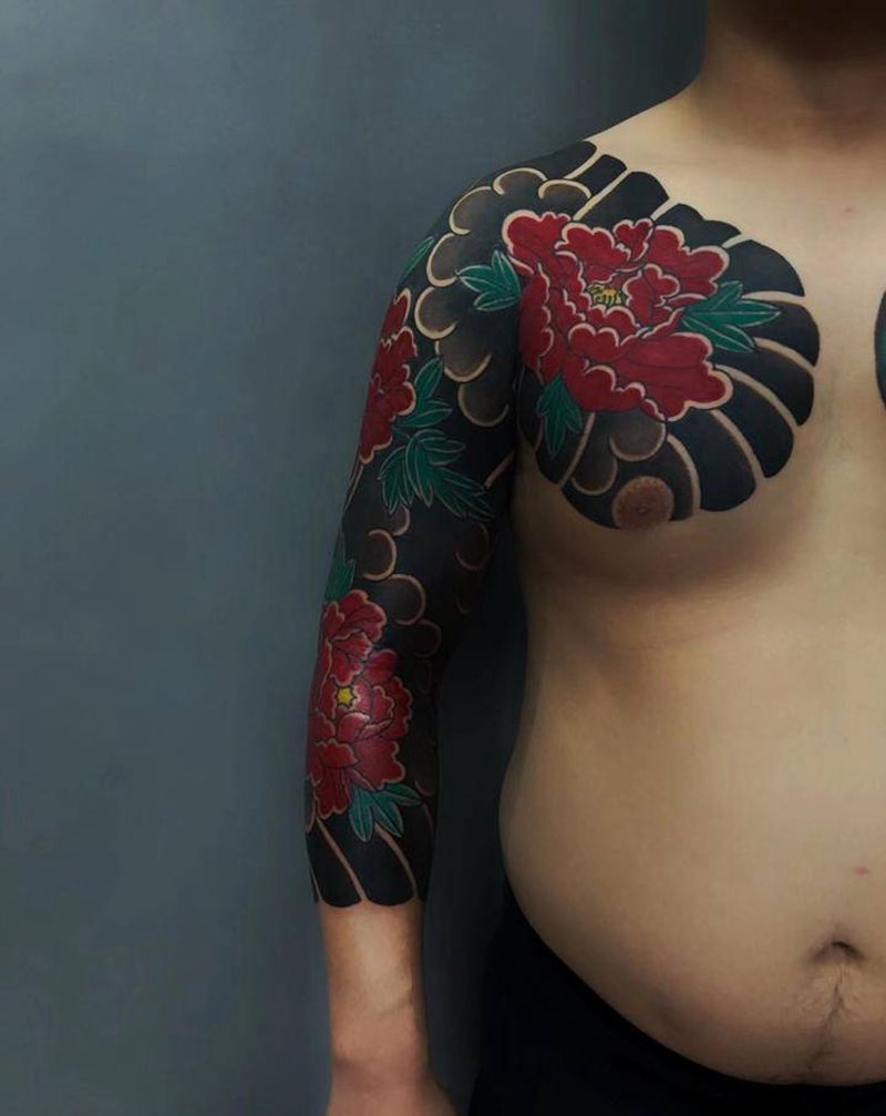 店内师傅工作 七分牡丹纹身图片_手臂老传统纹身图案