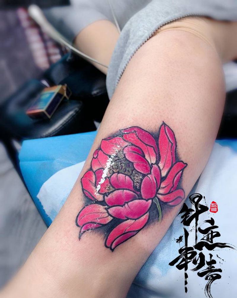 莲花纹身图片_腿部新传统纹身图案