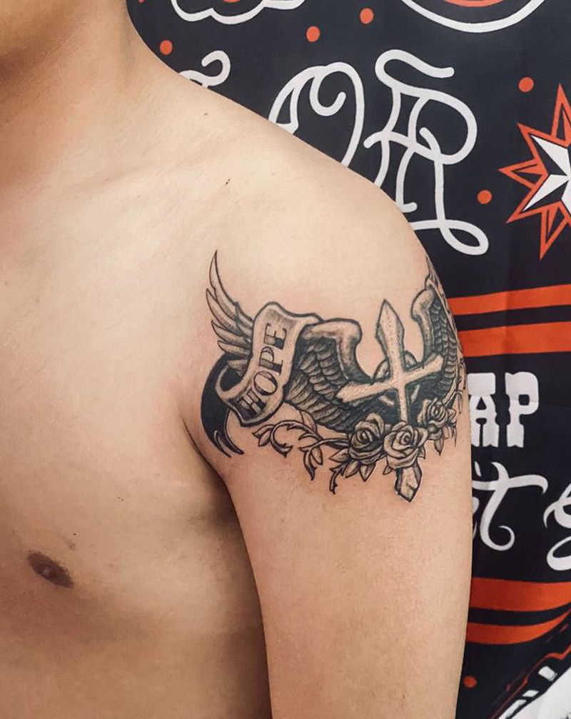 翅膀纹身图片_手臂老传统新传统纹身图案