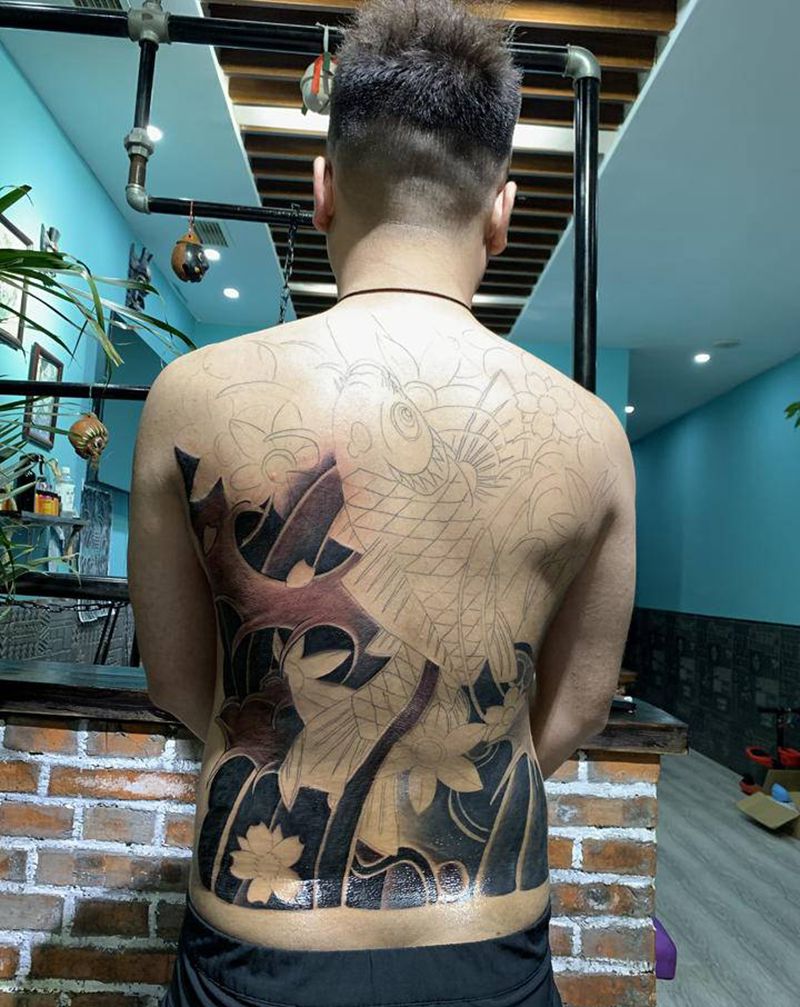 老传统锦鲤纹身图片_背部老传统纹身图案