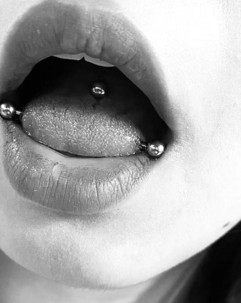 舌钉纹身图片_点刺纹身图案