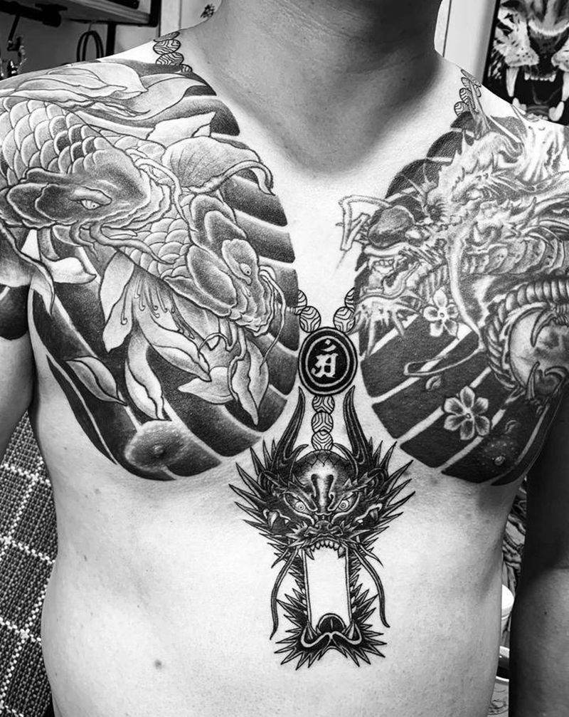 双半甲龙头项链 未完纹身图片_胸部肩部新传统纹身图案