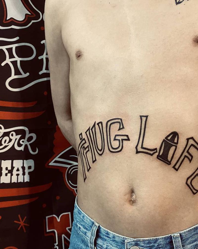 暴徒生活纹身图片_腹部花体字欧美写实纹身图案