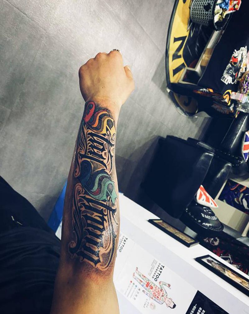 花体字纹身图片_手臂花体字纹身图案