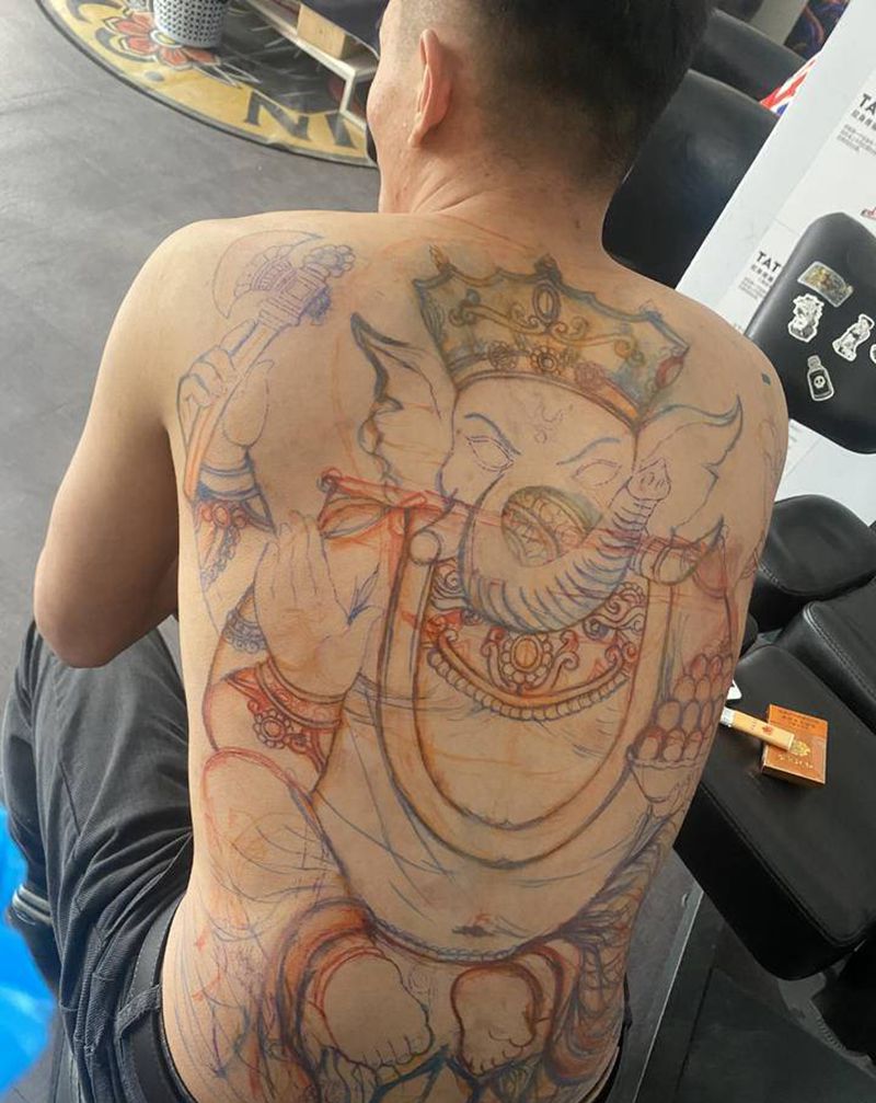 象神纹身图片_背部新传统欧美写实纹身图案