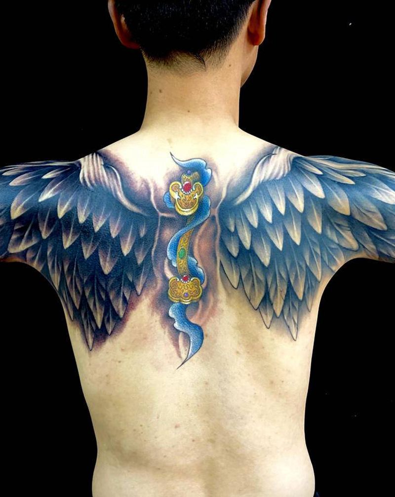 翅膀纹身图片_背部欧美写实纹身图案